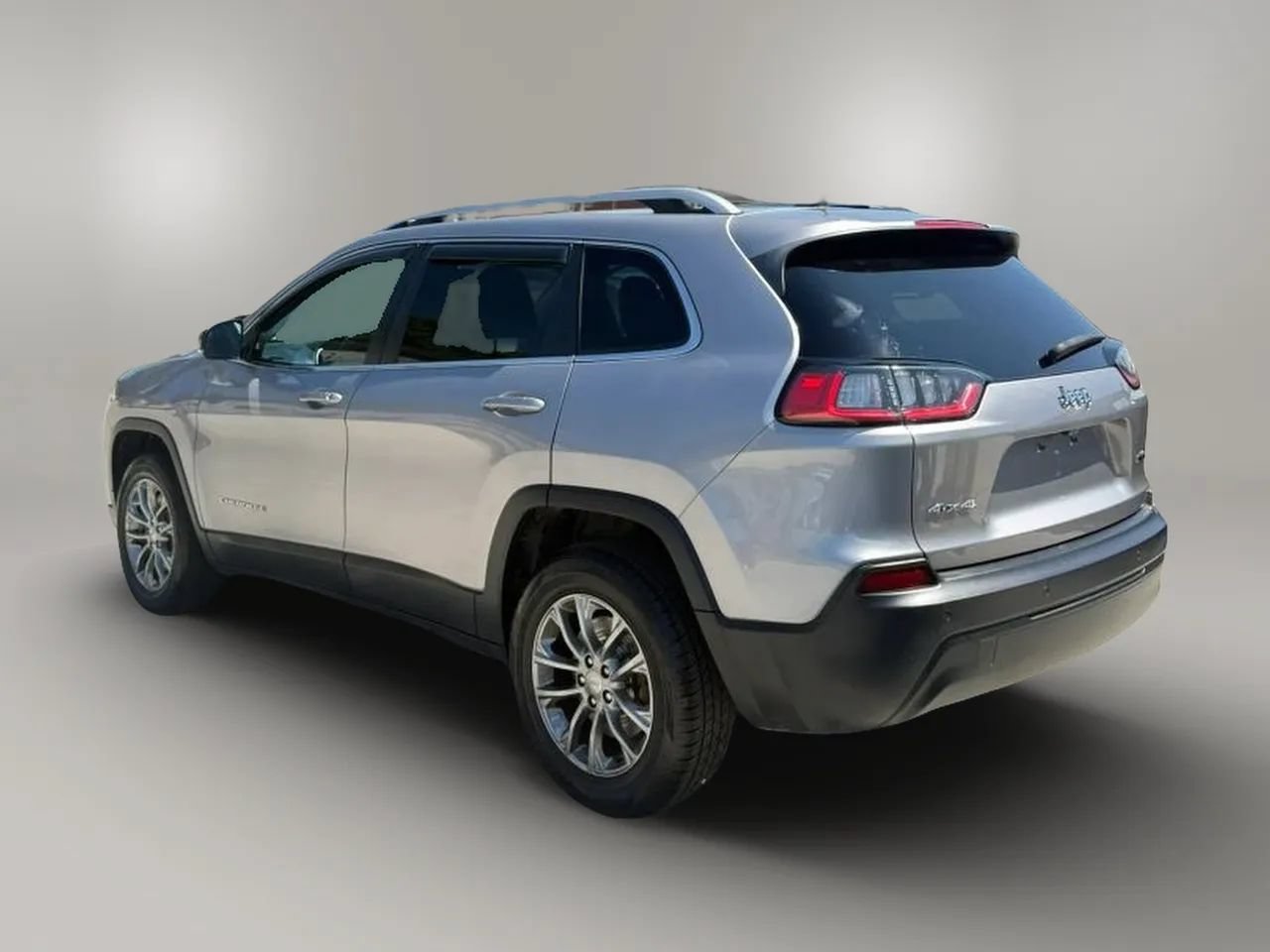 Used 2019 Jeep Cherokee Latitude Plus w/ Cold Weather Group AWD/4WD image 4