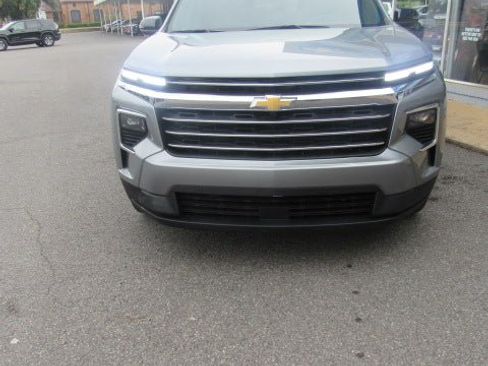 Used 2025 Chevrolet Traverse LT FWD image 3
