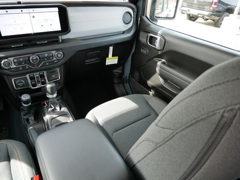 New 2026 Jeep Gladiator Sport AWD/4WD image 11