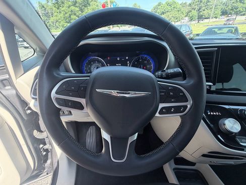 Used 2022 Chrysler Pacifica Touring-L FWD image 14