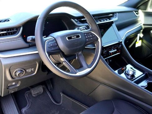 New 2025 Jeep Grand Cherokee Laredo w/ Luxury Tech Group I image 8