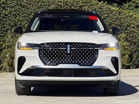 Used 2025 Lincoln Nautilus Reserve AWD/4WD image 4