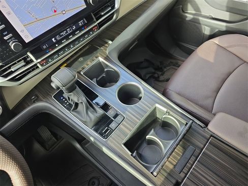 Used 2024 Toyota Sienna Platinum image 29