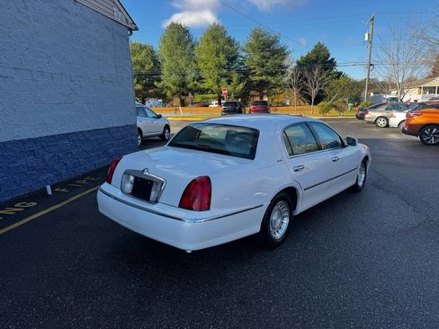 Used 2001 Lincoln Town Car Executive image 6
