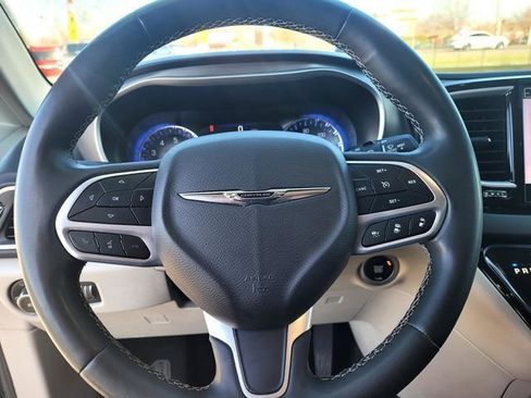 Used 2022 Chrysler Pacifica Touring-L w/ Uconnect Theater Family Group image 23