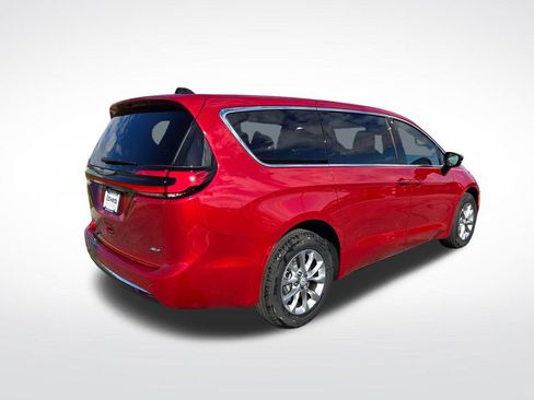 New 2026 Chrysler Pacifica Select image 3