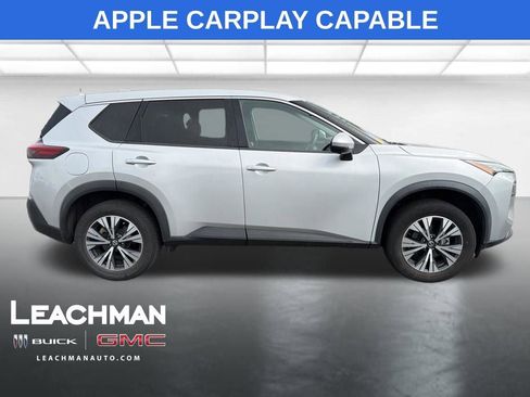 Used 2021 Nissan Rogue SV image 2