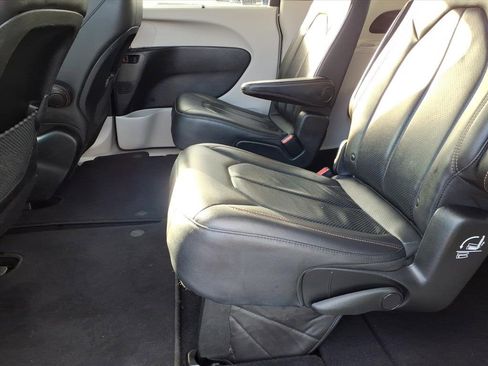 Used 2019 Chrysler Pacifica Touring-L w/ Advanced Safetytec Group image 15