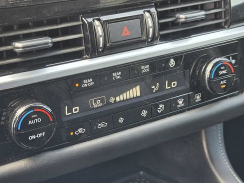 Used 2025 Nissan Pathfinder SL FWD image 19