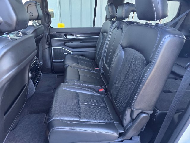 Used 2023 Jeep Wagoneer 4WD w/ Premium Group I image 17