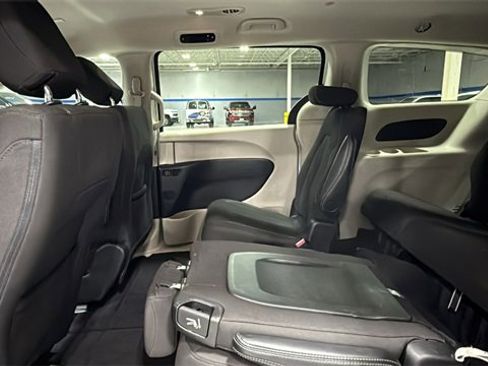 Used 2022 Chrysler Voyager LX image 15