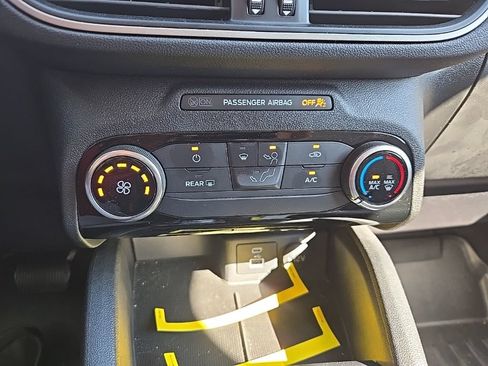Used 2022 Ford Escape SE FWD image 16