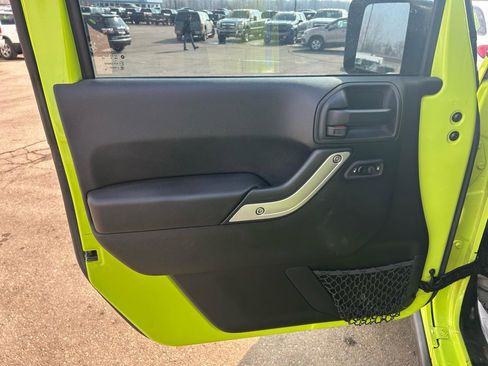 Used 2016 Jeep Wrangler Unlimited Rubicon w/ Connectivity Group image 14
