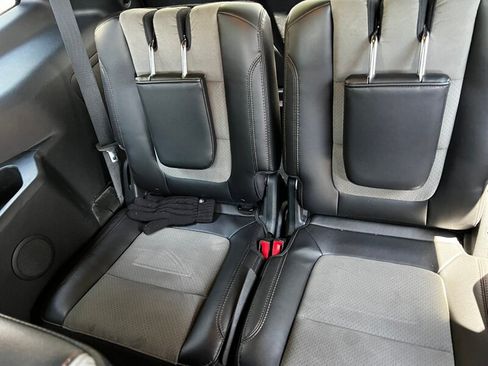 Used 2017 Ford Explorer XLT w/ Equipment Group 202A AWD/4WD image 26