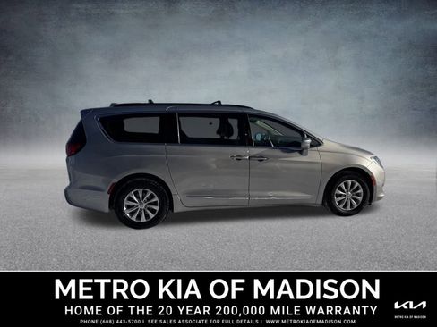 Used 2017 Chrysler Pacifica Touring-L image 9