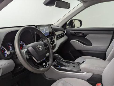 Used 2021 Toyota Highlander L image 24