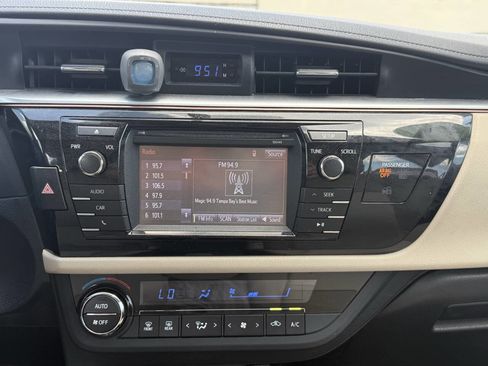 Used 2014 Toyota Corolla LE FWD image 17