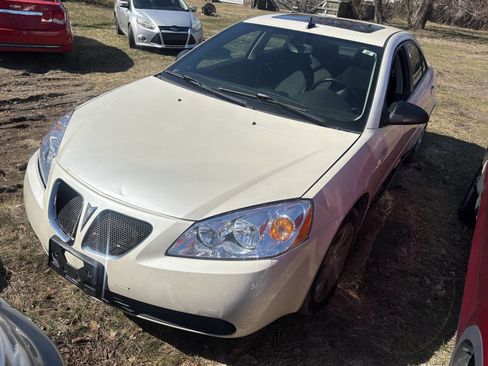Used 2009 Pontiac G6 Sedan w/ Sun And Sound Package image 2