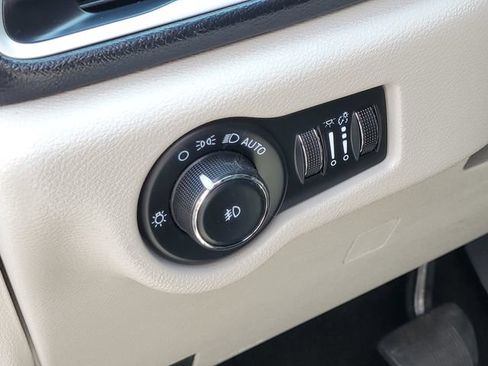 Used 2023 Chrysler Pacifica Touring-L FWD image 11