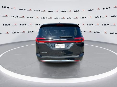 Used 2021 Chrysler Pacifica Touring-L FWD image 8