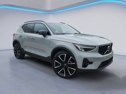 Certified 2025 Volvo XC40 B5 Plus AWD/4WD image 2