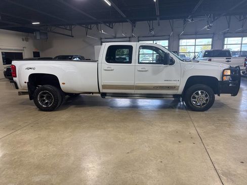 Used 2008 Chevrolet Silverado 3500 LTZ w/ EZ-Lift Tailgate Package image 4