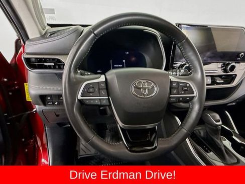 Used 2023 Toyota Highlander Limited AWD/4WD image 11