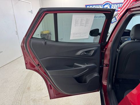 Used 2025 Chevrolet Trax LT w/ LT Convenience Package FWD image 18