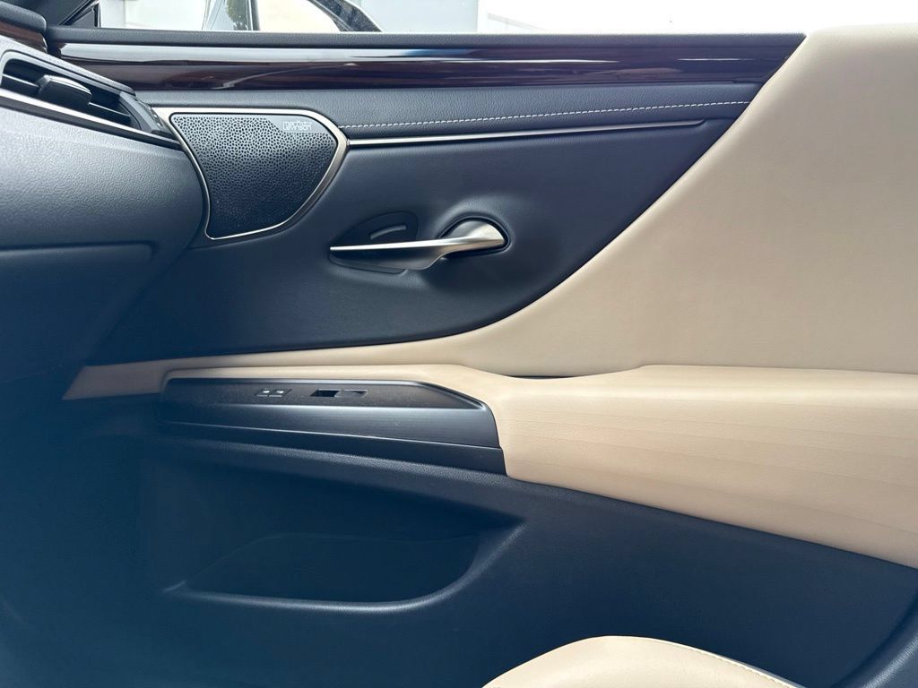 Used 2019 Lexus ES 300h FWD image 16