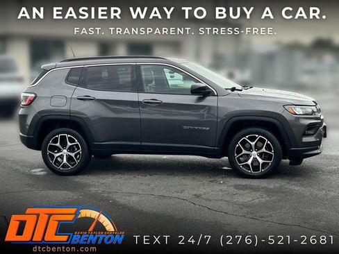 Used 2024 Jeep Compass Latitude AWD/4WD image 4
