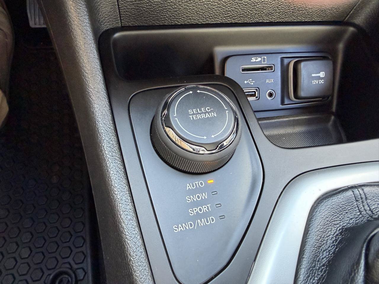 Used 2014 Jeep Cherokee Latitude w/ Cold Weather Group AWD/4WD image 43