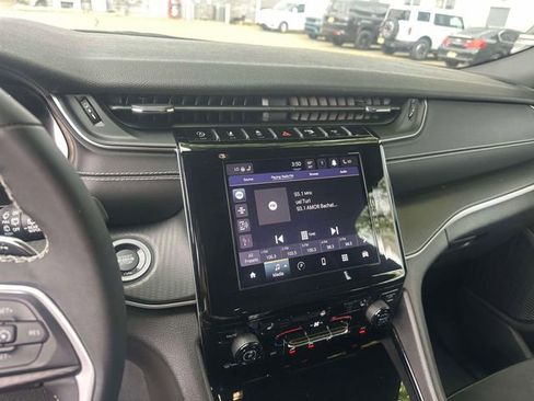 Used 2023 Jeep Grand Cherokee L Laredo AWD/4WD image 30