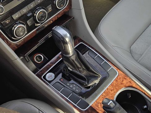 Used 2013 Volkswagen Passat TDI SEL Premium image 20