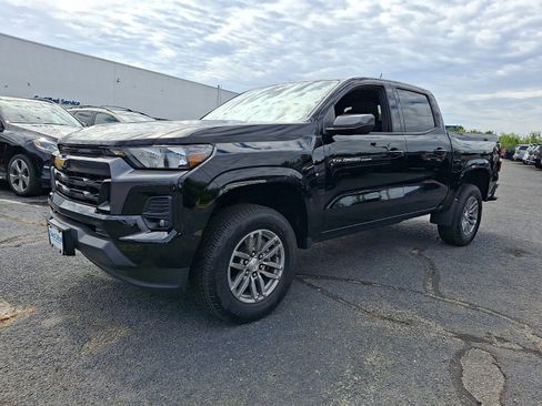 Used 2023 Chevrolet Colorado LT w/ LT Convenience Package II AWD/4WD image 3