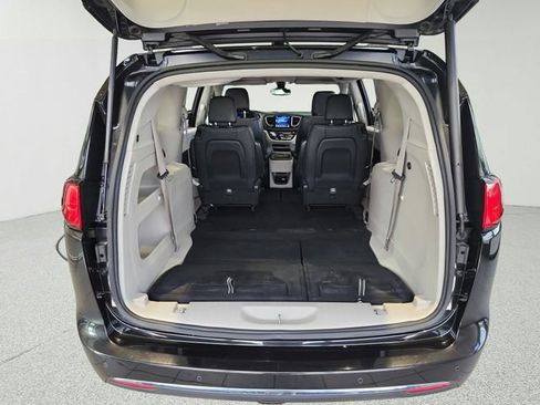 Used 2017 Chrysler Pacifica Touring-L FWD image 29