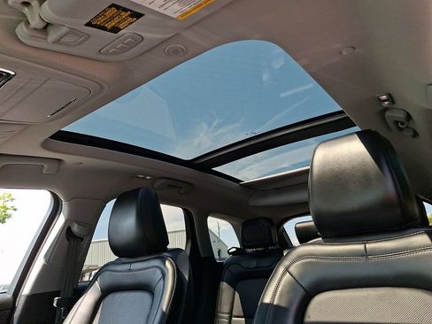 Used 2022 Lincoln Corsair AWD w/ Premium Package image 16