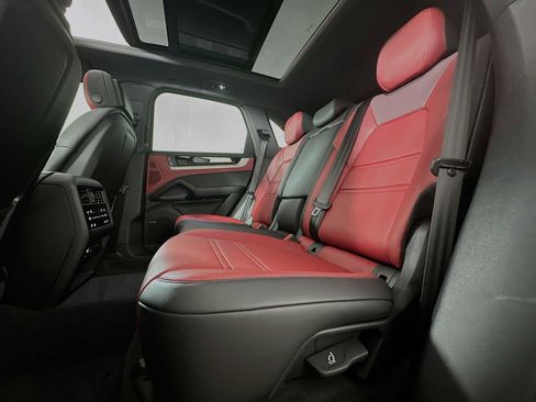 Certified 2025 Porsche Cayenne image 23