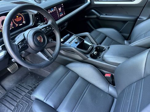 Used 2025 Porsche Cayenne S image 11