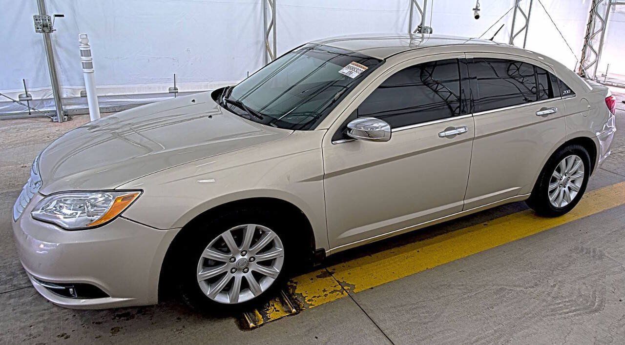 Used 2013 Chrysler 200 Limited FWD image 1