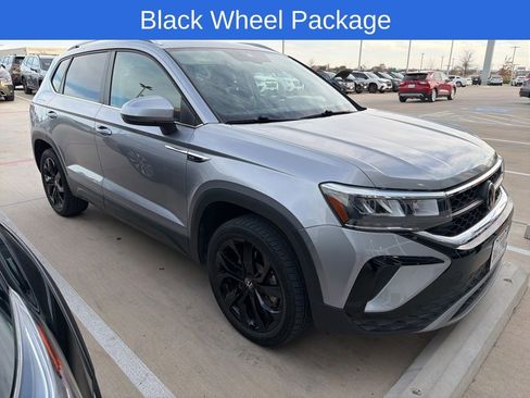 Used 2023 Volkswagen Taos SE w/ Panoramic Sunroof Package image 2