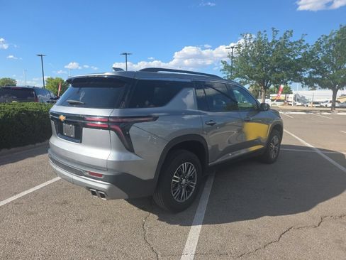 Used 2025 Chevrolet Traverse LT FWD image 6