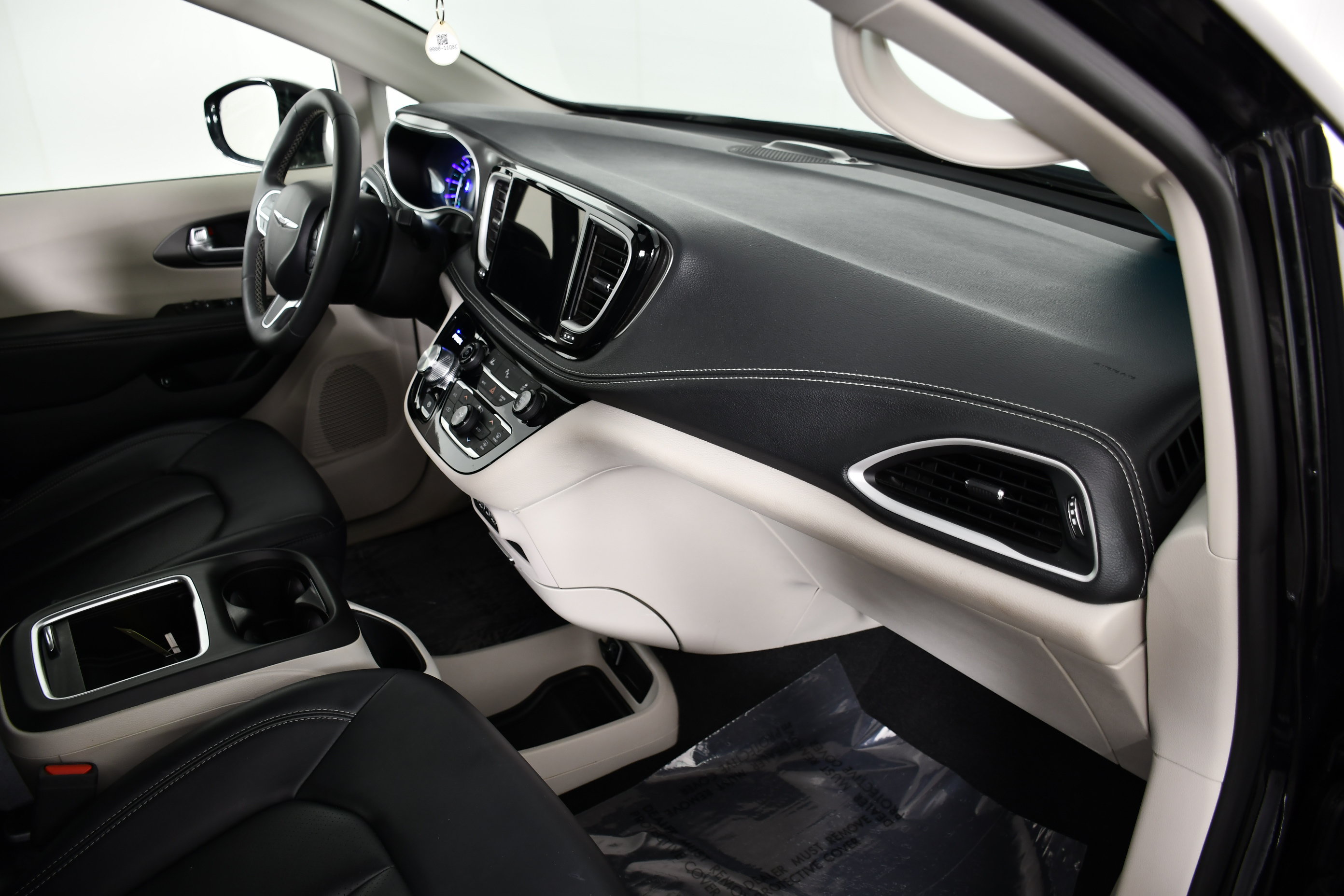 Used 2024 Chrysler Pacifica Limited FWD image 40