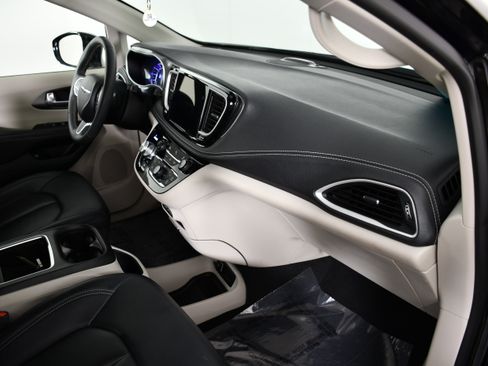 Used 2024 Chrysler Pacifica Limited FWD image 40
