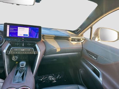 Used 2023 Toyota Venza Limited image 24