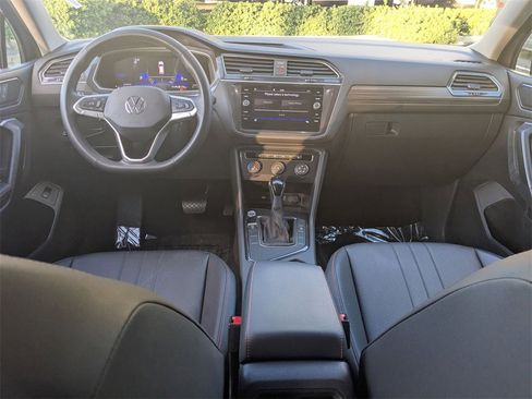 Used 2024 Volkswagen Tiguan SE image 28