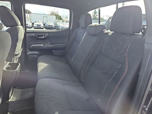 Used 2018 Toyota Tacoma TRD Sport w/ Technology Package image 14