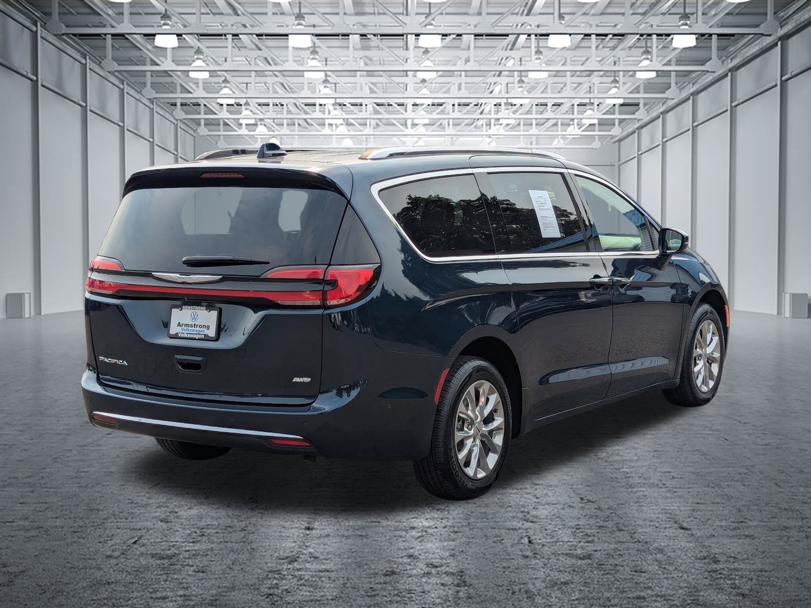 Used 2021 Chrysler Pacifica Touring-L w/ Uconnect Theater Family Group AWD/4WD image 5