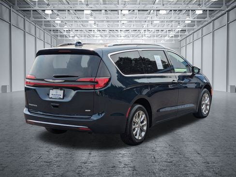 Used 2021 Chrysler Pacifica Touring-L w/ Uconnect Theater Family Group AWD/4WD image 5