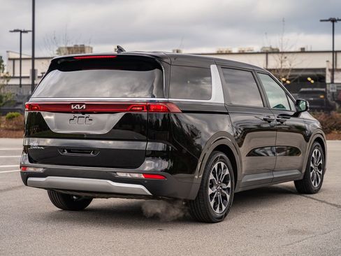 Used 2024 Kia Carnival EX image 7