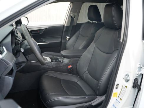 Used 2021 Toyota RAV4 LE AWD/4WD image 24